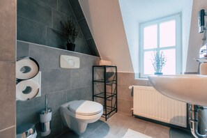 *City* Studio with Kitchen | Bad | Dusj, toalettartikler (inkludert), hårføner og håndklær