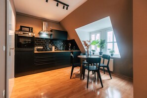 *City* Studio with Kitchen | Cozinha privada | Geladeira grande, micro-ondas, fogão, cooktop
