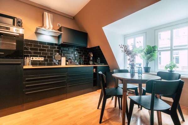 *City* Studio with Kitchen | Cocina privada | Frigorífico grande, microondas, horno y placa de cocina