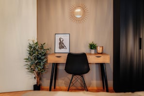 *Big City* 2-Room Apartment with Eat-in Kitchen | Área de estar | TV LED 50 polegadas com canais digitais, Netflix, serviços de streaming