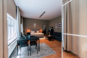*Urban* Studio with Kitchen | Living area | 50-inch LED TV with digital channels, Netflix, streaming services - Luga Homes - Chausseehaus (Leipzig)