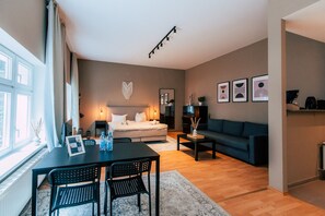 *Urban* Studio with Kitchen | Living area | 50-inch LED TV with digital channels, Netflix, streaming services - Luga Homes - Chausseehaus (Leipzig)