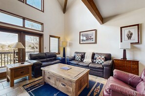 Fernseher, Kamin, DVD-Player