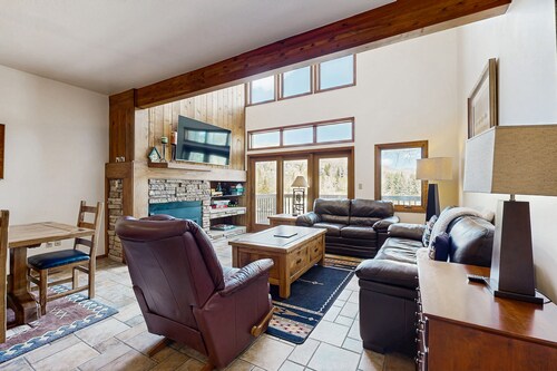 3-story mtn-view townhouse with private hot tub, fireplace, grill, balcony, W/D