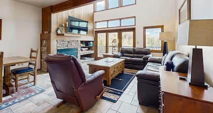 3-story mtn-view townhouse with private hot tub, fireplace, grill, balcony, W/D