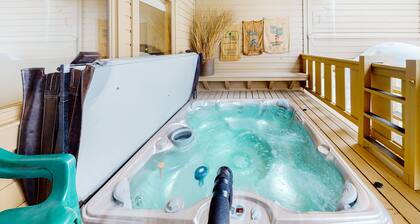 3-story mtn-view townhouse with private hot tub, fireplace, grill, balcony, W/D