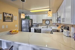 Réfrigérateur, micro-ondes, plaque de cuisson, lave-vaisselle