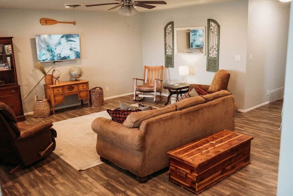 Cozy 3BR/2BA w/ spacious living room +2car garage!