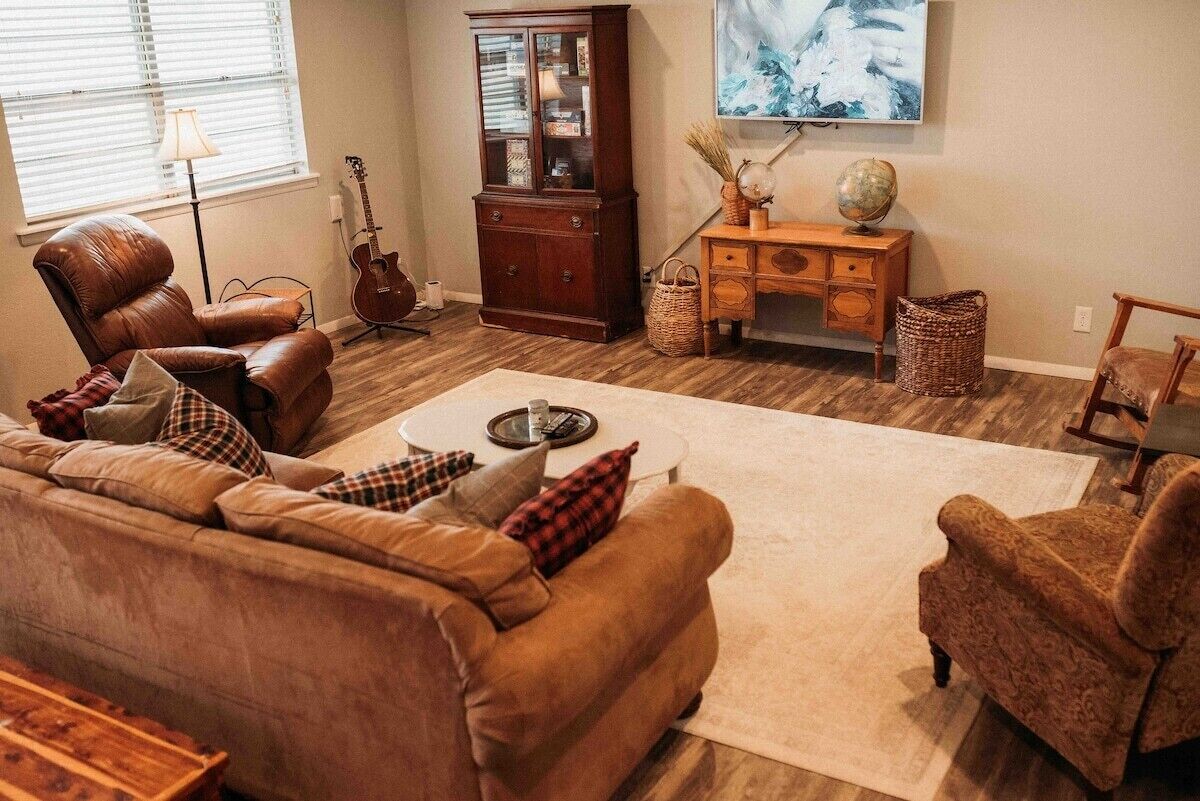 Cozy 3BR/2BA w/ spacious living room +2car garage!