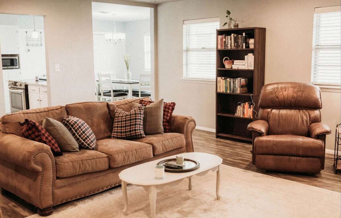 Cozy 3BR/2BA w/ spacious living room +2car garage!