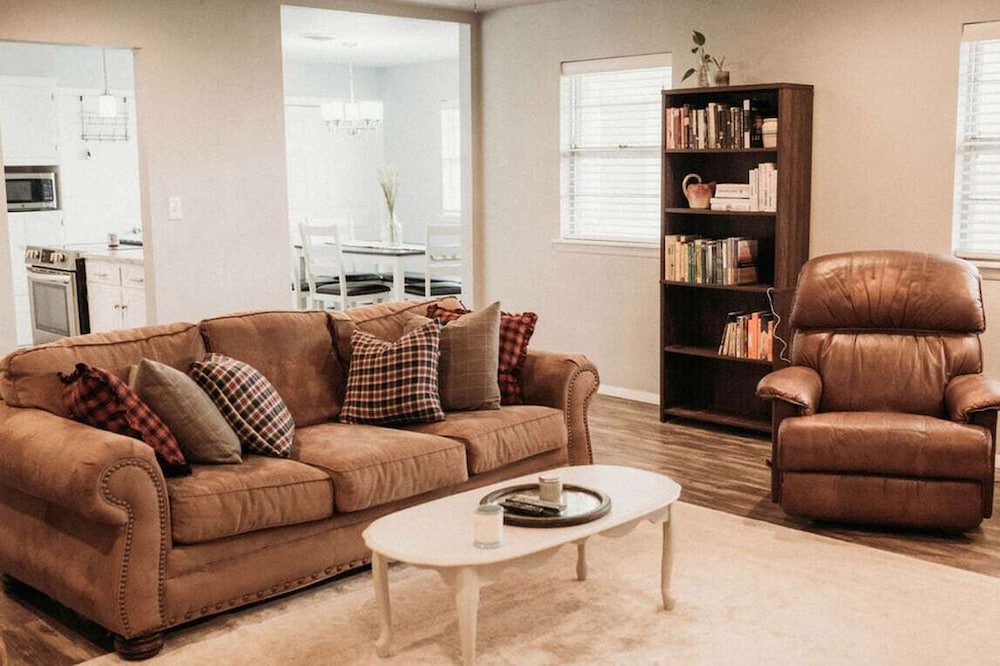 Cozy 3BR/2BA w/ spacious living room +2car garage!