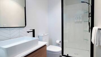 Douche, articles de toilette gratuits, sĂšche-cheveux