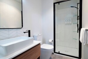 Shower, free toiletries, hair dryer, towels - Quest Hastings (Hastings)