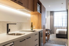 Studio | Eget kjøkken | Minikjøleskap, vannkoker, brødrister og kjøkkenutstyr