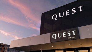 Un edificio con un cartel que dice 'QUEST Hastings'.