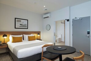 Desk, laptop workspace, free WiFi, bed sheets - Quest Hastings (Hastings)