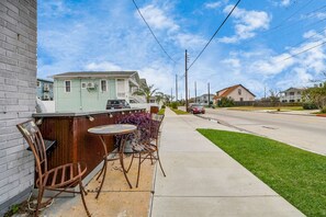 Outdoor dining - Pet-Friendly Copper Loft near Beach & Nightlife (Galveston)