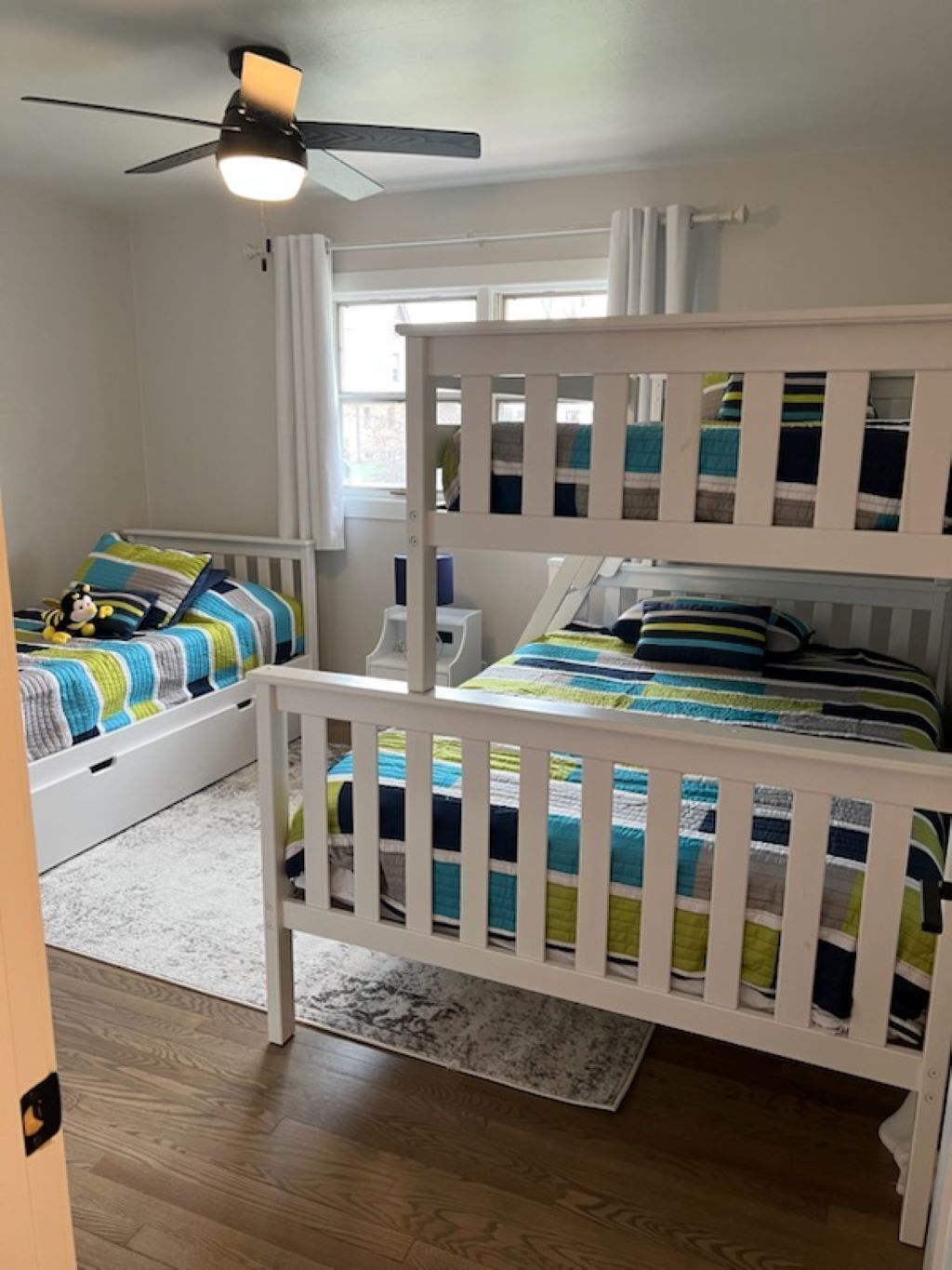 4 室のベッドルーム、デスク、アイロン / アイロン台、WiFi