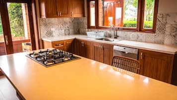 Geladeira, fogão, cooktop, cafeteira/chaleira