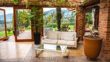 TV, fireplace, books, stereo