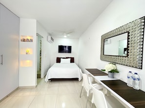 Cortinas blackout, tabla de planchar con plancha y wifi gratis