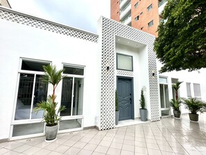Vista frontal de la propiedad