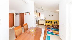 A modern apartment with a dining area, kitchen, and living room. - 1 bedroom awesome apartment in Makarska (Makarska)