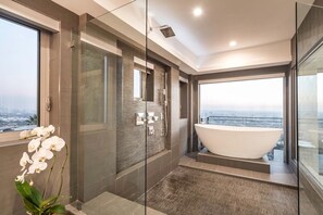 Jetted bath, towels - Stunning Modern Hollywood Hills Masterpiece available for long term stays months (Los Angeles)