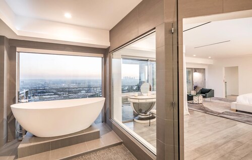 Stunning Modern Hollywood Hills Masterpiece available for long term stays months