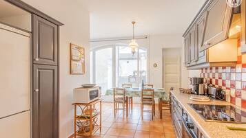 Micro-ondes, four, lave-vaisselle, chaise haute