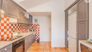 Een microgolfoven, een oven, een vaatwasser, een kinderstoel