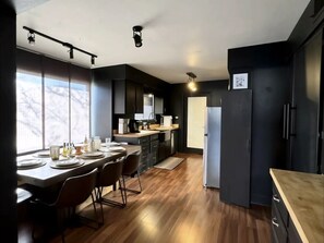 Fridge, microwave, oven, stovetop - Prime Location, Ultra-Modern, Fire Pits, Bikes, Pets (St. George)
