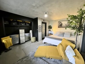 3 habitaciones, escritorio y tabla de planchar con plancha 