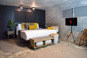 3 bedrooms, desk, iron/ironing board, travel cot - Prime Location, Ultra-Modern, Fire Pits, Bikes, Pets (St. George)