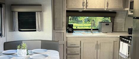 Microondas, lavavajillas, cafetera y tetera y comedor