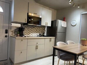 Refrigerador, microondas, placa de cocina, cafetera/tetera