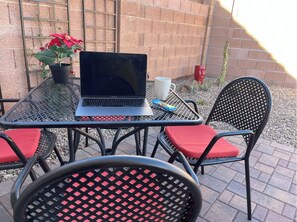 Outdoor dining - Redman Rental Guesthouse (Tucson)
