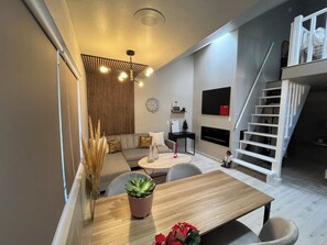 Smart TV, books - Redman Rental Guesthouse (Tucson)