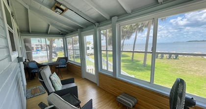 Aunt May's - Waterfront Cottage in Cedar Key!