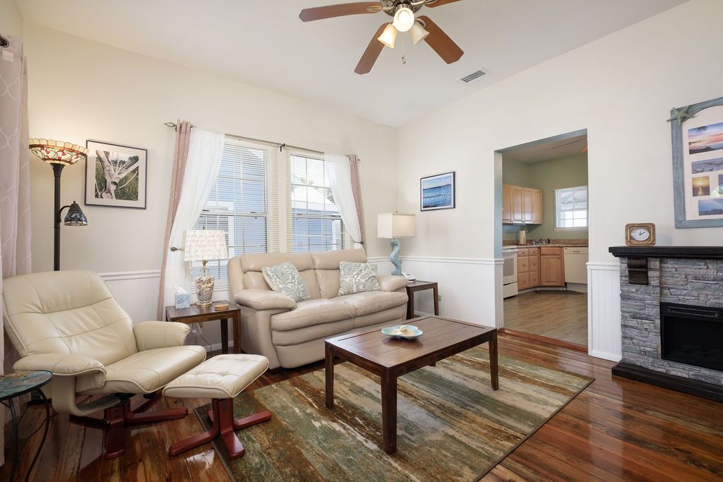 R&M Cottage! Amazing Waterfront View in Cedar Key!