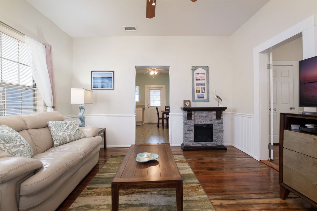 R&M Cottage! Amazing Waterfront View in Cedar Key!