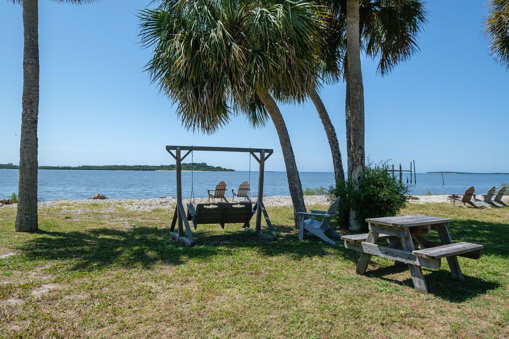 R&M Cottage! Amazing Waterfront View in Cedar Key!