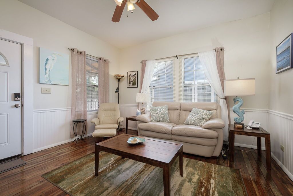 R&M Cottage! Amazing Waterfront View in Cedar Key!