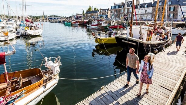A marina with boats docked, a wooden pier, and buildings in the background. - Ty Rozenn Gwenn - PLOUGUIEL (PLOUGUIEL)