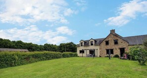 A two-story house with a stone facade and a large lawn in front. - Sessile oaks - PLESLIN TRIGAVOU (PLESLIN TRIGAVOU)