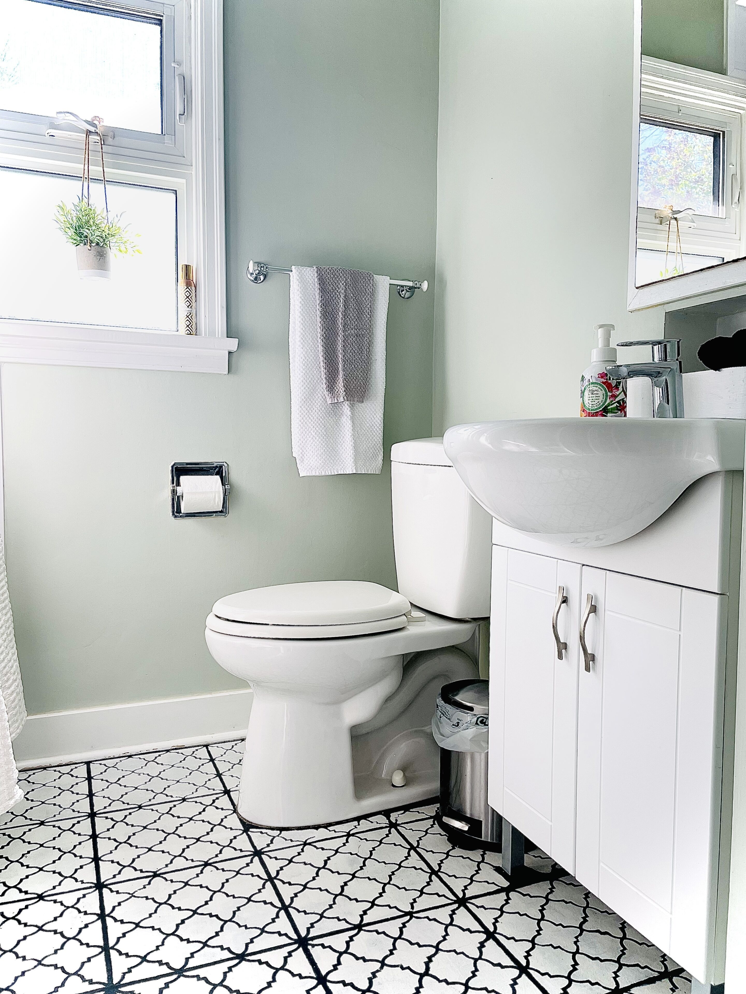Un baño con un inodoro blanco, un lavabo y un espejo.