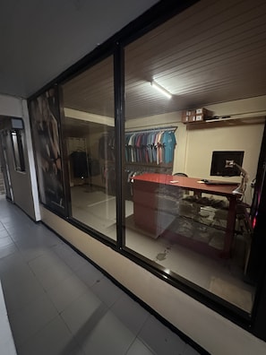 Smart TV de 32 pulgadas con canales digitales, televisión y chimenea