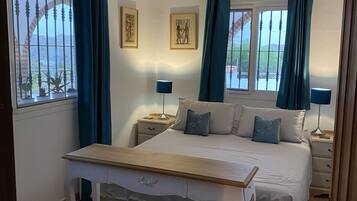 2 slaapkamers, een bureau, een strijkplank/strijkijzer, gratis wifi