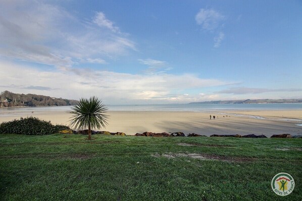 On the beach - Le Rocher Rouge - PLESTIN LES GREVES (PLESTIN LES GREVES)