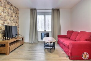 TV, books - Le Rocher Rouge - PLESTIN LES GREVES (PLESTIN LES GREVES)